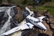 A aeronave bateu em um cabo de energia antes de cair em uma cachoeira