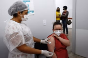 A estudante Harinna Alves, de 26 anos, chegou cedo para vacinar em Aparecida de Goiânia. "Para a minha segurança"
