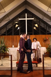 Noivos se beijam no altar