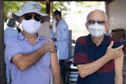 Aos idosos e aos imunossuprimidos, a dose de reforço amplia a efetividade da imunização, uma vez que esses grupos não desenvolvem resposta imunológica adequada