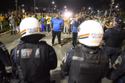 Em resposta, os grupos de forças de segurança soltaram bombas de efeito moral, gás lacrimogênio e balas de borracha