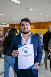 Marcus Vinícios Carvalho recebeu, durante cerimônia promovida no Palácio do Buriti, o Contrato de Concessão de Direito Real de Uso (CDRU) da empresa dele, localizada em Ceilândia