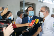 Ministro da Saúde, Marcelo Queiroga, aplica a dose da vacina contra a Covid-19 no ministro Marcos Pontes e no Presidente da Caixa, Pedro Guimarães