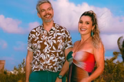 Flávia Alessandra e Otaviano Costa posam nos bastidores do reality que comandam
