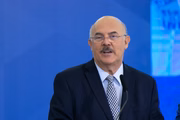 Além disso, Ribeiro afirmou que universidades devem ser para poucos e que reitores de federais não podem ser “esquerdistas” ou “lulistas”. “Eu acho que reitor tem que cuidar da educação e ponto final, e respeitar quem pensa diferente. As universidades federais não podem se tornar comitê político de um partido A, de direita, e muito menos de esquerda”, relatou