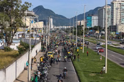 À espera do presidente, apoiadores de Bolsonaro se aglomeram e travam o trânsito, para o passeio de moto pelo Rio de Janeiro