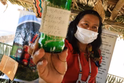 Edilene Souza Guajajara, conselheira de saúde que prepara e vende os fármacos naturais para a comunidade, dá as receitas para tratamento do novo coronavírus