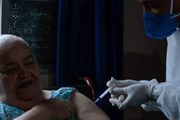A aposentada Maria Divina Alves, de 85 anos, foi uma das imunizadas nesta manhã (9/2). Ela vive na cadeira de rodas, desde 2014