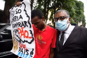 "Eu só queria comprar um pão", diz cartaz