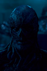 O monstro tem uma história conturbada que envolve Eleven, o Laboratório de Hawkins e um serial killer da cidade que ficou conhecido por matar a própria família na década de 50