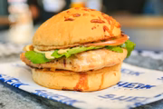 Para quem prefere hambúrguer de frango, o Chicken Lemon (R$ 20) é a pedida: no pão de parmesão, o lanche leva creamcheese, rúcula, tomate e vinagrete