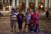 Lilia Aparecida, suas duas filhas, os dois netos e um colega de rua.