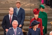 Rei Charles, Camilla Parker, príncipe William, Kate Middleton, príncipe Harry e Meghan Markle
