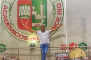Hugo Gross posa na quadra da Grande Rio