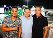 Davi Alcolumbre e Waldez Góes juntos no Sambódramo de Macapá durante Carnaval 2025