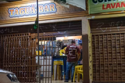 Cadeiras para a freguesia: um desrespeito ao decreto do DF que impede consumo no local