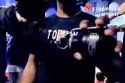 Durante transmissão ao vivo, os criminosos exibem granadas e armas de calibre pesado