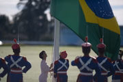 Michelle Bolsonaro fez o hasteamento da bandeira no Palácio da Alvorada