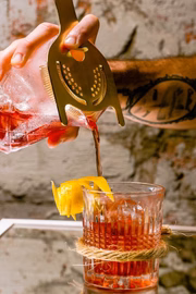 Bife na Barba - Chivas extra, Vermute com infusão de cardamomo, vinho do Porto seco, shrub de laranja - R$ 34