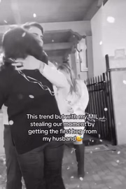 O marido abraçou sua mãe, antes de sua esposa 