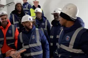 Neymar, Mbappé e os demais jogadores durante a visita 