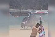 Helicóptero da PRF faz salvamento na praia em SP