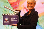 Xuxa no dia em que assinou contrato com a Record, em 2015