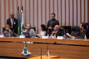 Entre várias perguntas não respondidas, ele afirmou, brevemente, que estava sendo ameaçado