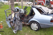 O carro ficou completamente destruído 