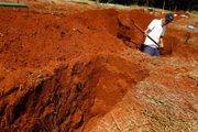 Por conta do aumento no número de mortes pela Covid, cemitérios estão abrindo espaços
