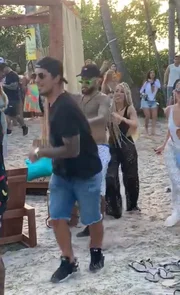A menina em questão é a ex-panicat Carol Peixinho