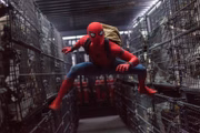 <b>Comédia teen</b>. A sacada da Marvel para se tornar uma franquia de interesse universal, para além dos fãs de quadrinhos, é a inclinação para o humor autoirônico, de fácil e imediata comunicação com todos os públicos. Isso explica porque filmes como "Homem de Ferro" (2008) e "Vingadores" (2012) também funcionam numa frequência cômica, de olho em todas as faixas etárias. Em "De Volta ao Lar", esse espírito encontra novo fôlego nos desconfortos e trapalhadas da adolescência. 
