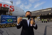 João Doria posa para foto, em frente à carga de insumo de Coronavac