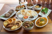 Os <b>complexos gastronômicos da chef Lídia Nasser</b> também aderiram ao serviço de drive-thru com agendamento para retirada do pedido. Tanto em Águas Claras, quanto no recentemente aberto no Sudoeste, todas as casas da profissional <b>(Empório Árabe Restaurante, Dolce Far Niente, MaYuu Sushi, Dólar Furado Burge e, Delicatus)</b> estarão com todo o cardápio disponível para entrega. <i>Águas Claras - Avenida Castanheiras, Lote 1060, Loja 24, Ed. Vila Mall. Telefone: (61) 3451-4750. Dolce Far Niente: De segunda a quinta, das 18h à 0h. Sexta, das 11h30 às 15h e das 18h à 0h. Sábado e domingo, das 11h30 às 16h e das 18h à 0h.Empório Árabe: Diariamente, das 10h à 0h.MaYuu Sushi: De segunda a quinta, das 18h à 0h. Sexta, das 12h às 15h e das 18h à 0h. Sábado e domingo, das 12h às 16h e das 18h à 0h.Delicatus Confeitaria: Diariamente, das 11h30 às 23h30.Dólar Furado Burger: Segunda, das 18h à 0h. De terça a quinta, das 17h à 0h. De sexta a domingo, das 12h à 0h.CLSW 304 Bloco B, Ed. Oásis Center, Loja 66, Brasília. Telefone: (61) 3451-4751. Diariamente, das 11h à 0h. </i>