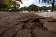 A imagem de Oxalá queimada em abril do ano passado até hoje não foi reconstituída. Outras estátuas de orixás seguem sem reparo e com partes da estrutura faltando