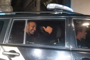 Deputado Daniel Silveira chegou sorrindo à Polícia Federal no Rio de Janeiro, após ser preso