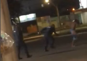 Um dos PMs dá golpes de cassetete na vítima