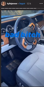 Ela até combinou o look com o carro