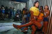 Jovem passou mal e precisou ser carregada, durante a dispersão