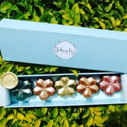 Caixa com flores de chocolate - recheio de Nutella (R$ 98)