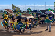 Para os apoiadores de Bolsonaro posicionados em frente ao QG, há uma "batalha"