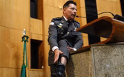 Deputado Assumção mostra tornozeleira em sessão na Assembleia do Espírito Santo