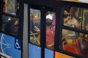 Apesar da fiscalização e orientações, ônibus continuam circulando acima muito cheios