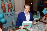 Tom escreveu vários livros de gastronomia