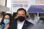 O governador João Doria (PSDB) participou do início da vacinação drive-thru na praça Charles Miller, zona oeste de São Paulo, no dia 8 de fevereiro