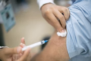 A Ômicron é considerada pela OMS como uma variante de preocupação. Ainda não se sabe se ela resiste à proteção oferecida pelas vacinas contra a Covid-19