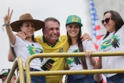 Bolsonaro posa para foto