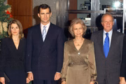 Letizia ao lado do noivo, Felipe, e dos sogros, a rainha Sofia e do rei Juan Carlos I