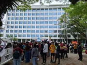 Protesto de estudantes em frente à reitoria da universidade; alunos pedem a contratação de mais professores