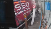 Caminhão invade calçada e arranca poste 